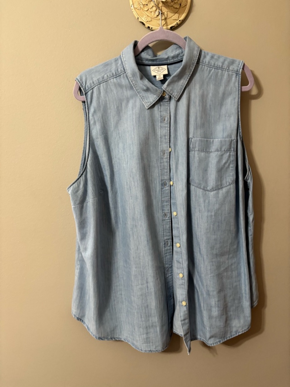 St. John's Bay Light Blue Sleeveless Denim Button-Down Shirt